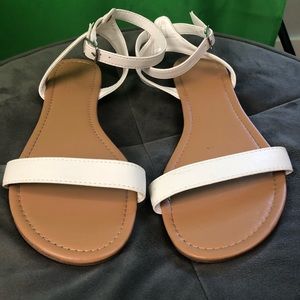 Basic flat sandals